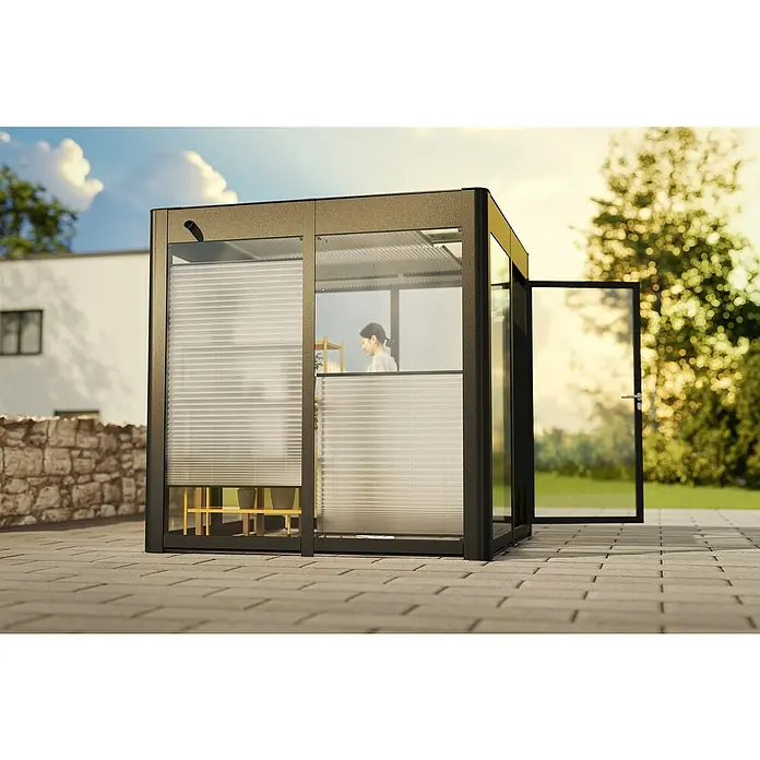 SunElements Plissee - B x H: 95 x 199 cm, Hellgrau, Gesamtstückzahl: 3 Stk., Zur Wandmontage - Das Bild zeigt ein modernes Gartenhaus mit geöffneter Tür, das sich ideal für Hobbygärtner eignet. Die Jalousien bieten Schutz vor Sonne.