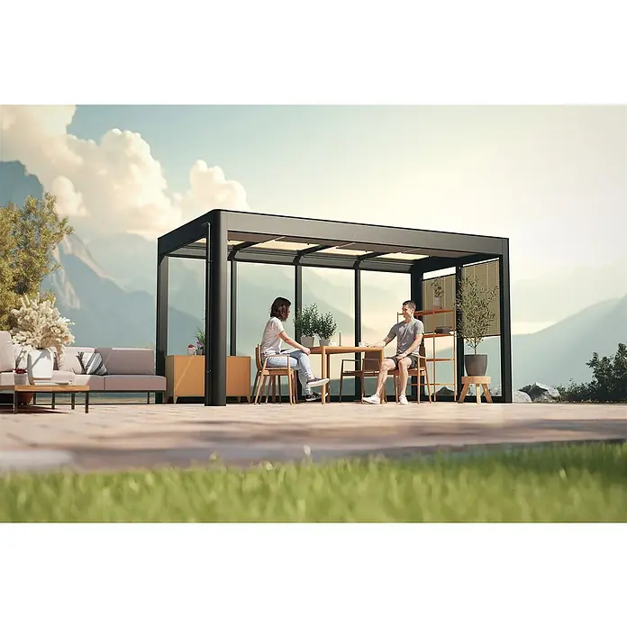 SunElements Plissee - B x H: 95 x 199 cm, Hellgrau, Gesamtstückzahl: 3 Stk., Zur Wandmontage - Eine moderne Pergola mit zwei Personen, die an einem Tisch sitzen, und einem Lounge-Bereich, um das Outdoor-Erlebnis zu genießen.
