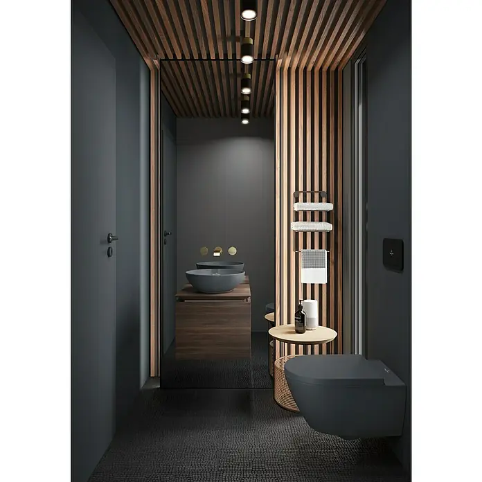 Villeroy & Boch Subway 3.0 WC-Sitz - Duroplast, Graphite, Mit Absenkautomatik - Modernes dunkelgraues Badezimmer mit wandhängendem WC, Aufsatzwaschbecken, Holzlamellen und Goldakzenten.