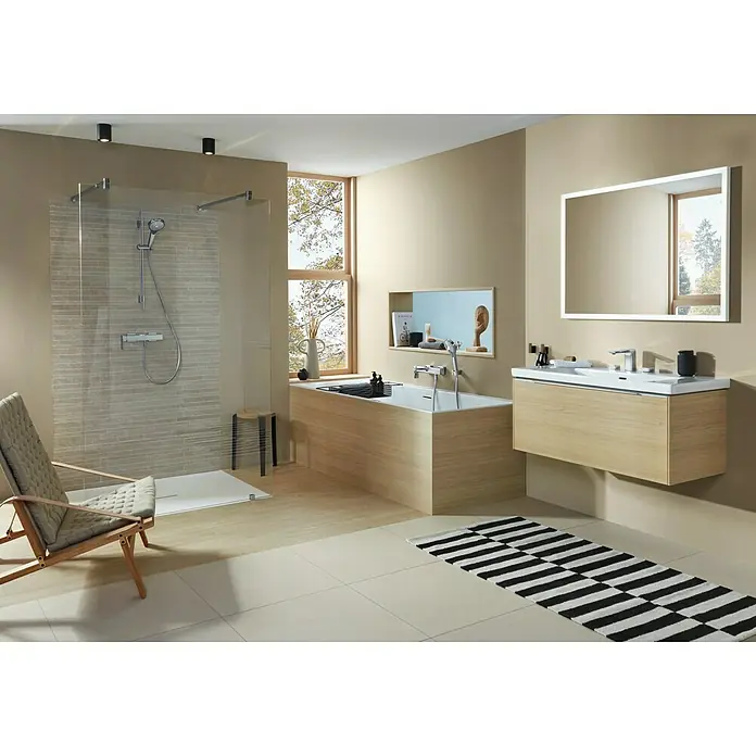 Villeroy & Boch Subway 3.0 Lichtspiegel - 100 x 75 cm, White Matt - Modernes Badezimmer mit heller Holzbadewanne, schwebendem Waschtisch, weißem Waschbecken und Glasdusche.