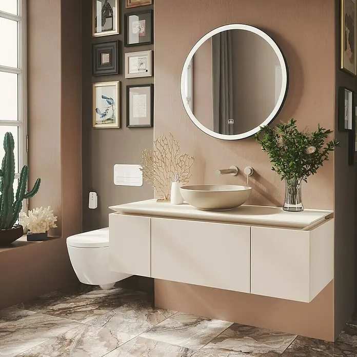 Villeroy & Boch Subway 3.0 Lichtspiegel - Durchmesser: 71,2 cm, BiColour - Helle beige schwebende Badmöbel mit passendem Waschbecken und beleuchtetem Spiegel in modernem Bad mit Erdtönen und Marmorboden.