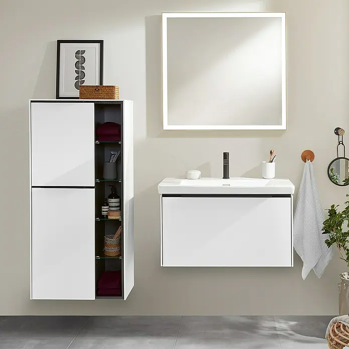 Villeroy & Boch Subway 3.0 Lichtspiegel - 80 x 75 cm, BiColour - Badezimmer-Ensemble mit modernem Waschbeckenunterschrank in Weiß und einem dazu passenden Spiegelschrank mit Beleuchtung für ein stilvolles Ambiente.
