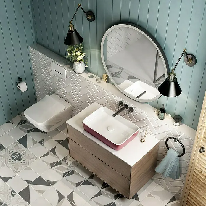 Villeroy & Boch Subway 3.0 Lichtspiegel - Durchmesser: 91 cm, BiColour - Modernes Badezimmer mit blauen Täfelwänden, weißen Fischgrätfliesen und gemustertem Boden, ausgestattet mit einem eleganten Waschtisch und rotem Waschbecken.