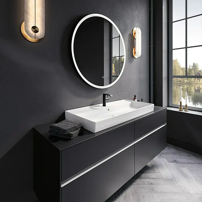 Villeroy & Boch Subway 3.0 Lichtspiegel - Durchmesser: 91 cm, BiColour - Modernes dunkles Badezimmer mit rechteckigem weißen Waschbecken, schwarzem Wasserhahn und rundem LED-Spiegel über einem dunklen Waschtisch.