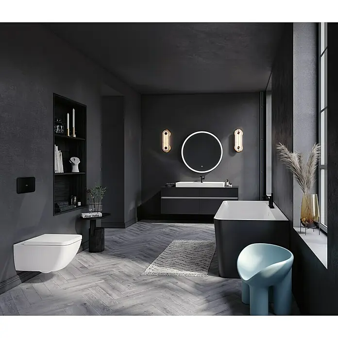 Villeroy & Boch Subway 3.0 Lichtspiegel - Durchmesser: 91 cm, BiColour - Ein modernes, dunkel gehaltenes Badezimmer mit wandhängendem WC, dunklem Waschtisch, beleuchtetem Spiegel und einer eleganten dunklen Badewanne.