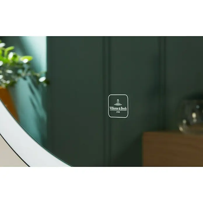 Villeroy & Boch Subway 3.0 Lichtspiegel - Durchmesser: 91 cm, BiColour - Nahaufnahme eines Villeroy & Boch Spiegels mit weißem Rahmen, der das Markenlogo zeigt.