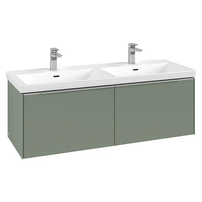 Villeroy & Boch Subway 3.0 Waschbeckenunterschrank - Soft Green, Anzahl Schubladen: 2 Stk., Farbe Griff: Aluminium glänzend, B x T x H: 127,2 x 47,8 x 42,9 cm, Ohne Beleuchtung, Geeignet für Doppelwaschtisch - Doppelter Waschtischunterschrank mit zwei weißen Keramikbecken und Chromarmaturen auf einem graugrünen Schrank.