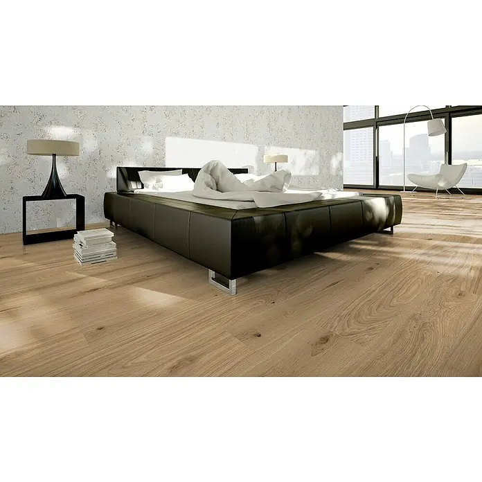 Granorte Korkboden Ecoprint - Eiche Blond, Landhausdiele, 1.164 x 194 x 8,5 mm - Heller Holzfußboden mit natürlicher Maserung in einem modernen Schlafzimmer mit schwarzem Bett und großen Fenstern.