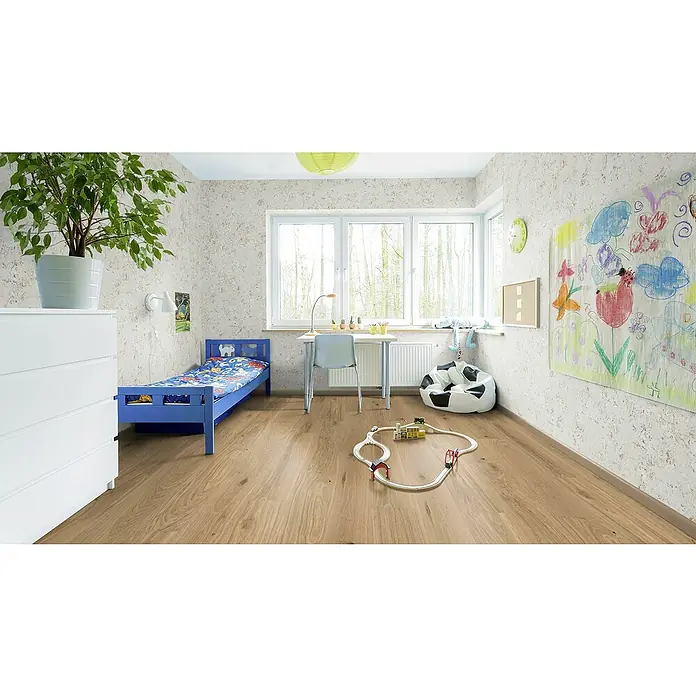 Granorte Korkboden Ecoprint - Eiche Blond, Landhausdiele, 1.164 x 194 x 8,5 mm - Heller Holzdekorboden in einem freundlichen Kinderzimmer, der eine warme und einladende Atmosphäre schafft.