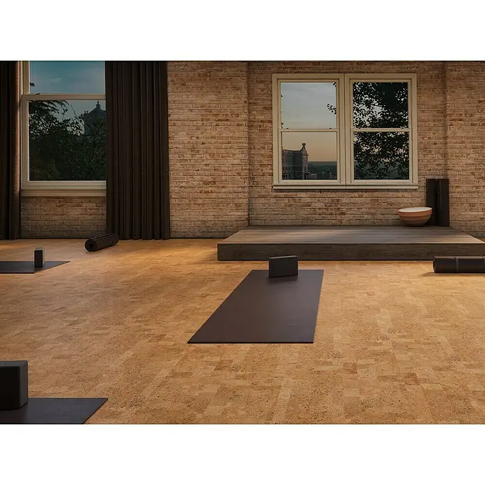 Granorte Korkboden Naturtrend - Element Rust, 910 x 300 x 9,5 mm - Dunkelbraune Yogamatten und Blöcke liegen auf einem Korkboden in einem Yogastudio bereit.