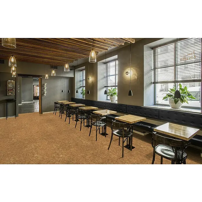 Granorte Korkboden Naturtrend - Castello, 910 x 300 x 9,5 mm - Warmer, gesprenkelter Korkboden in einem modernen Café.