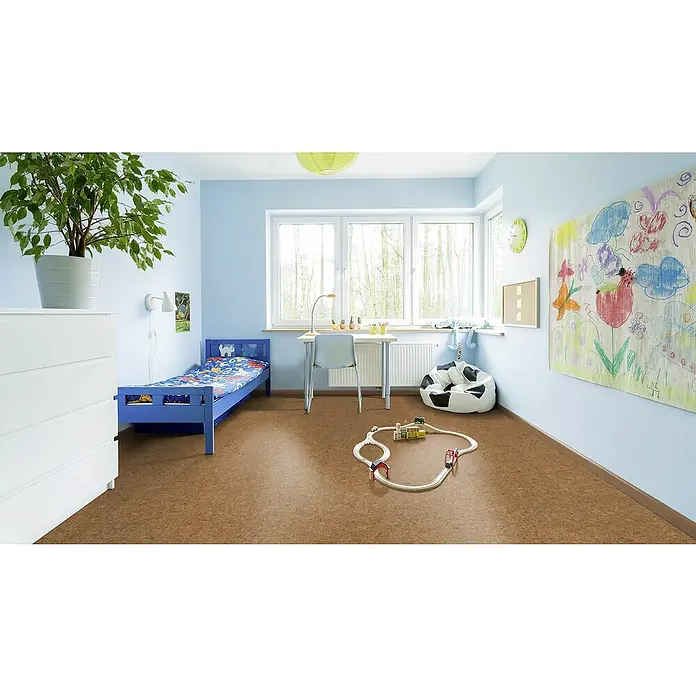 Granorte Korkboden Naturtrend - Klassik, 910 x 300 x 9,5 mm - Brauner Korkboden mit natürlicher Textur bedeckt den Boden eines Kinderzimmers.