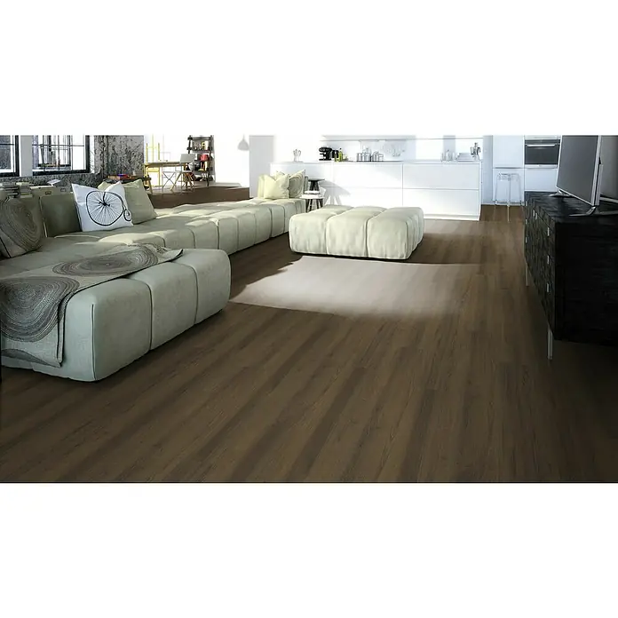 Granorte Designboden Kenkotrend - Chestnut, 1.164 x 300 x 8,5 mm - Dunkler Holzplankenboden in einem modernen offenen Wohn- und Küchenbereich.