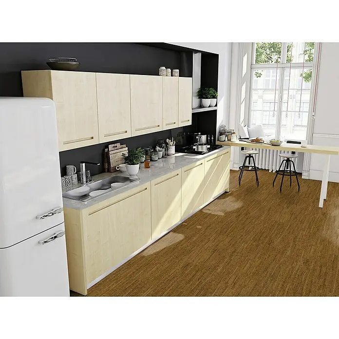 Granorte Korkboden Naturtrend - Trace, 910 x 300 x 9,5 mm - Brauner Korkboden in einer modernen Küche mit hellen Holzschränken und weißem Kühlschrank.