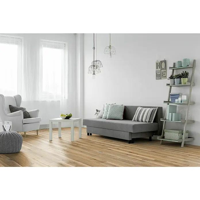 Granorte Korkboden Ecoprint - Eiche Bisque, Landhausdiele, 1.164 x 194 x 8,5 mm - Ein helles, modernes Wohnzimmer mit grauem Sofa, weißem Sessel, weißem Couchtisch und grauem Leiterregal auf hellem Holzfußboden.