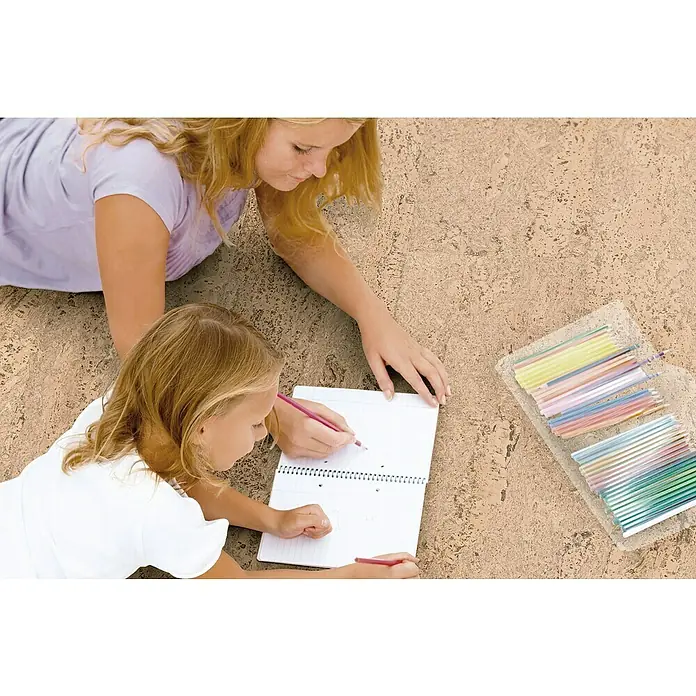 Granorte Korkboden Naturtrend - Wild Sand, 910 x 300 x 9,5 mm - Komfortabler, natürlicher Korkboden bietet eine warme, einladende Oberfläche für Familienaktivitäten wie Zeichnen.