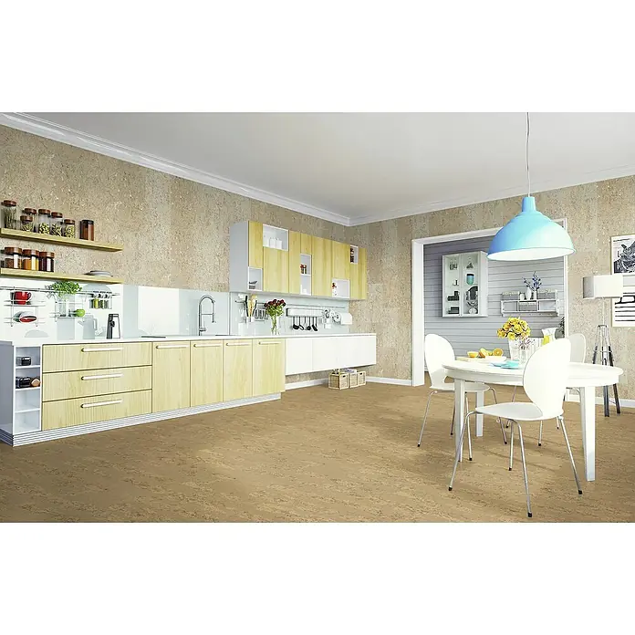 Granorte Korkboden Naturtrend - Wild Sand, 910 x 300 x 9,5 mm - Warmtöniger Korkboden in einem modernen Küchen- und Essbereich, der seine natürliche Textur und angenehme Haptik hervorhebt.