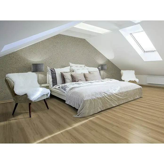 Granorte Designboden Kenkotrend - Satin, 1.164 x 300 x 8,5 mm - Heller Holzfußboden in einem modernen Dachschlafzimmer mit Bett und Sitzgelegenheiten.