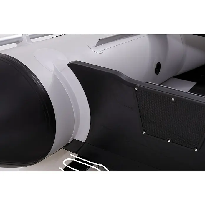 Talamex Schlauchboot Luftboden Aqualine QLA270 - L x B: 270 x 152 cm, Tragkraft: 410 kg, Geeignet für: 3 Personen - Nahaufnahme eines grauen Schlauchboots mit schwarzen Akzenten, das hochwertige Materialien und eine robuste Bauweise hervorhebt.