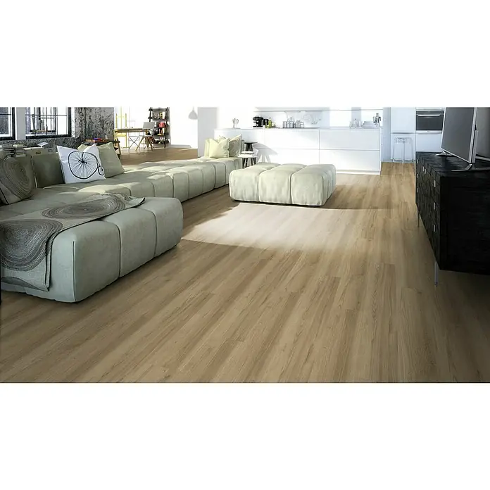 Granorte Designboden Kenkotrend - Satin, 1.164 x 300 x 8,5 mm - Hellbrauner Holzboden in einem geräumigen offenen Wohn- und Küchenbereich.