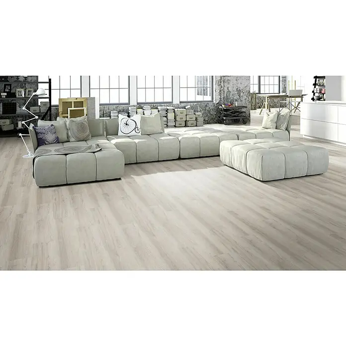 Granorte Designboden Kenkotrend - Ivory, 1.164 x 300 x 8,5 mm - Helle Holzfußbodendielen in einem modernen Wohnzimmer.