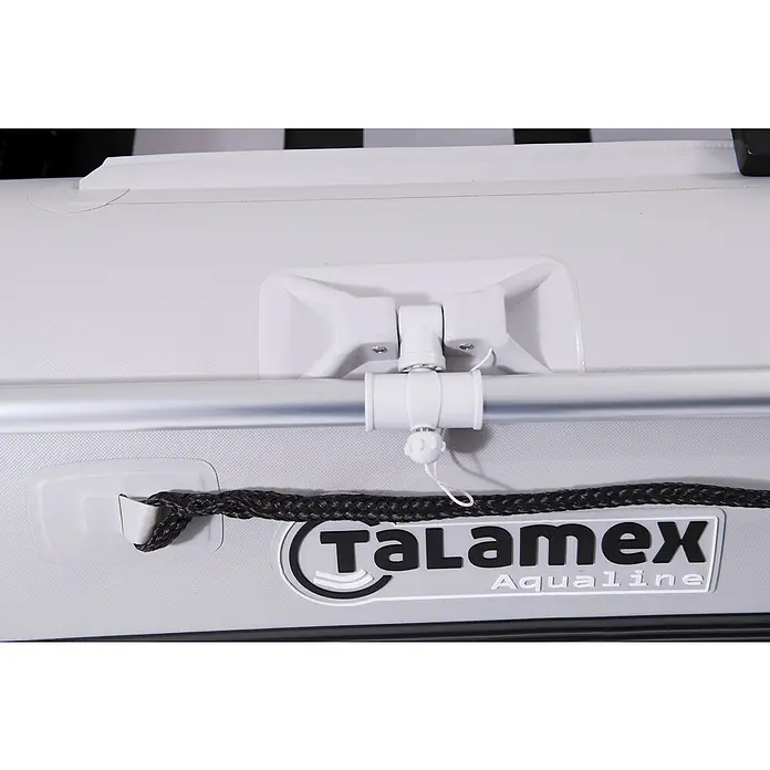 Talamex Schlauchboot Luftboden Aqualine QLA270 - L x B: 270 x 152 cm, Tragkraft: 410 kg, Geeignet für: 3 Personen - Detailaufnahme eines Talamax Aqualine Schlauchboots, das die hochwertige Verarbeitung und das robuste Design hervorhebt.