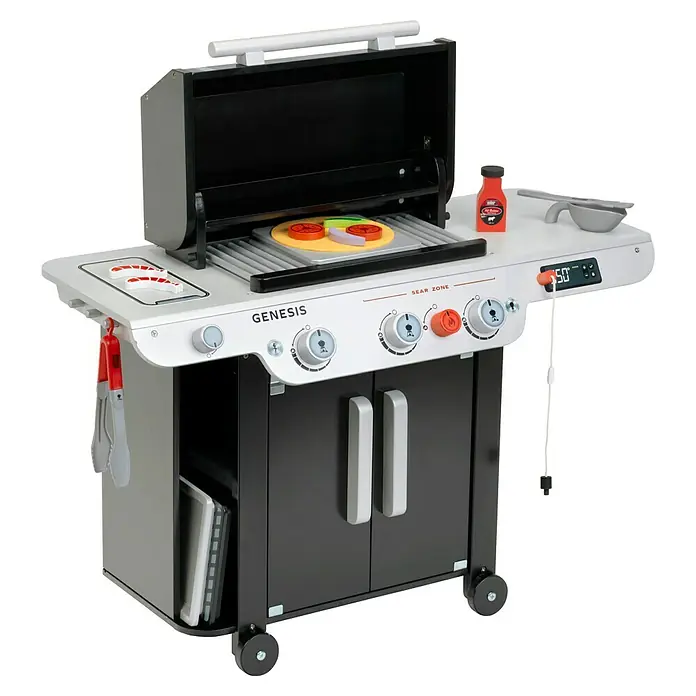 Klein Kinder-Grill Weber Genesis - L x B x H: 740 x 328 x 597 mm - Ein grau-schwarzer Spielzeug-Grill mit Zubehör wie Spielzeugessen, Zange und Saucenflasche, ausgestattet mit Knöpfen, Digitalanzeige und Stauraum.