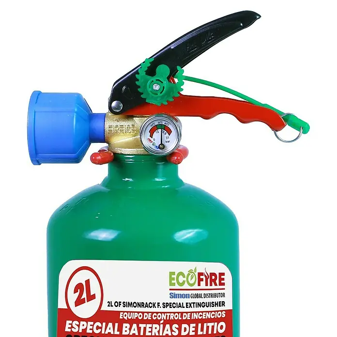Simonrack Ecofire Extintor de incendios Fighting con soporte - 2 l - Primer plano de un extintor de baterías de litio EcoFire 2L verde con manómetro y mango negro.