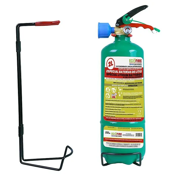 Simonrack Ecofire Extintor de incendios Fighting con soporte - 2 l - La imagen muestra un extintor de baterías de litio EcoFire verde de 2L con mango rojo y parte superior azul en un soporte negro.