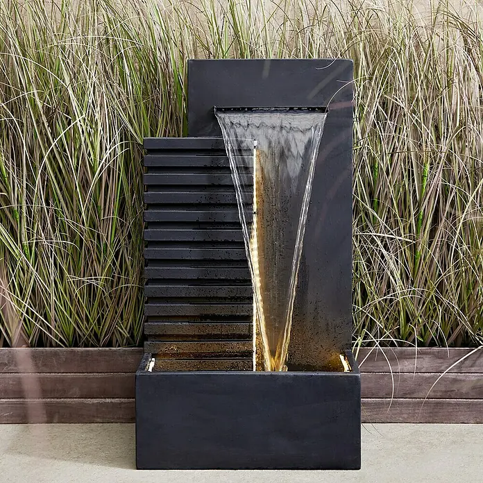Fuente de jardín LED Bernalda - 32 x 52 x 95 cm, Otros, Antracita - Elegante fuente de exterior con juego de agua e iluminación LED, rodeada de hierba decorativa para un ambiente relajante.