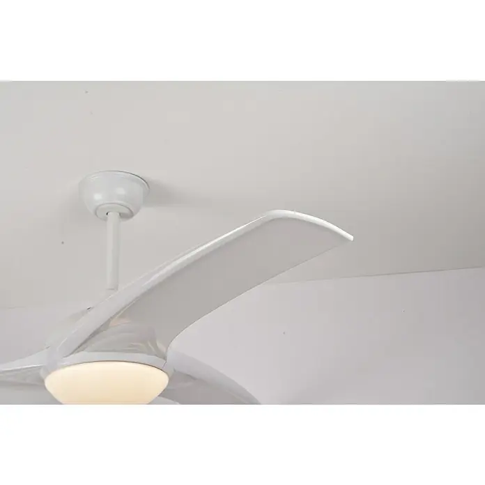 Ventilador de techo Elegance - Blanco, 132 cm, 35 W, Blanco cálido - Un primer plano de un moderno ventilador de techo blanco con iluminación integrada, montado en un techo blanco.