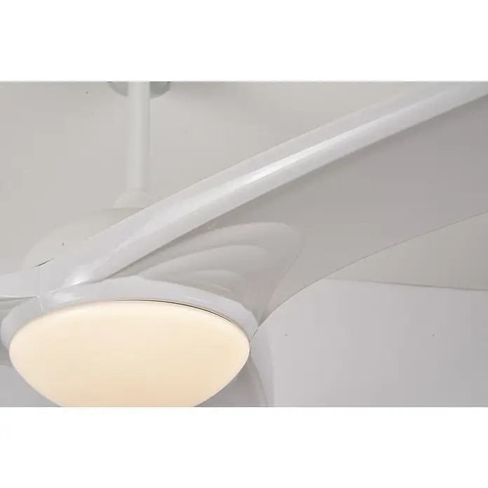 Ventilador de techo Elegance - Blanco, 132 cm, 35 W, Blanco cálido - Primer plano de un moderno ventilador de techo blanco con iluminación integrada, que emite un brillo cálido y luminoso.