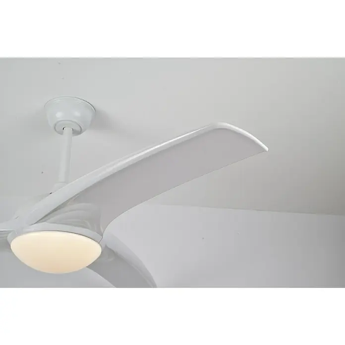 Ventilador de techo Elegance - Blanco, 132 cm, 35 W, Blanco cálido - Un primer plano de un moderno ventilador de techo blanco con iluminación integrada, montado en un techo blanco.