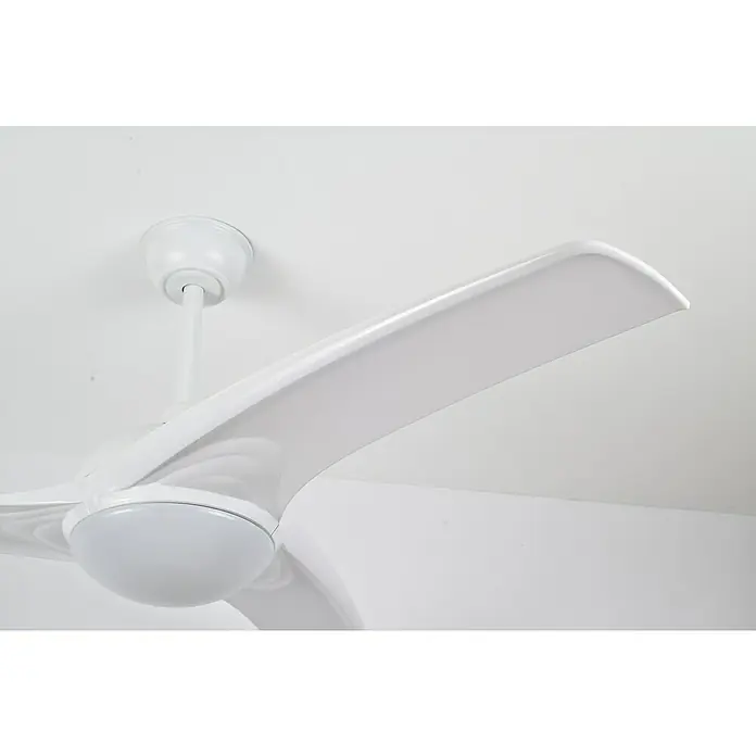 Ventilador de techo Elegance - Blanco, 132 cm, 35 W, Blanco cálido - Primer plano de un ventilador de techo blanco con luz integrada, montado en un techo blanco.