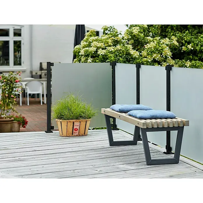 Plus Basic Zaunpfosten mit Fuß und Schrauben - Höhe: 96 cm, 4,5 x 4,5 cm, Schwarz, Stahl - Eine stilvolle Gartenbank mit blauen Kissen vor einer modernen Sichtschutzwand, die eine gemütliche und private Atmosphäre schafft.