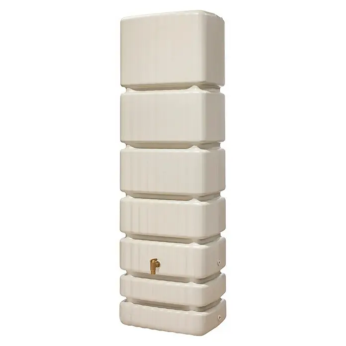 4rain Regenspeicher Slim - 350 l, Sandbeige, 1 Stk. - Ein cremefarbener, gestapelter Wassertank mit goldenem Hahn, ideal zur Wasserspeicherung im Freien. Eine praktische und stilvolle Lösung für die Gartenbewässerung.