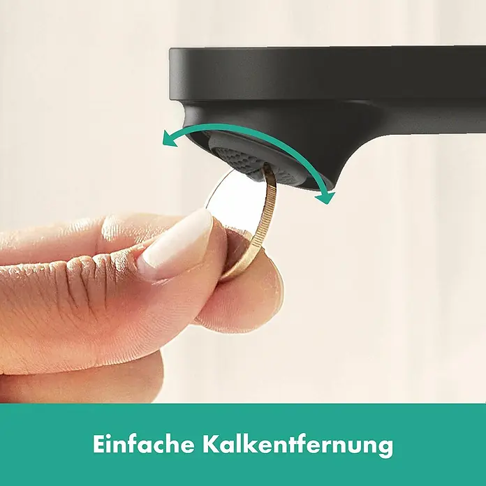 Hansgrohe Rebris S Waschtischarmatur 80 CoolStart Eco - Schwarz, Durchflussmenge: 4 l/min, Ausstattung Armatur: Zugstange - Einfache Kalkentfernung: Eine Hand entfernt mit einer Münze Kalkablagerungen von einem schwarzen Wasserhahn.
