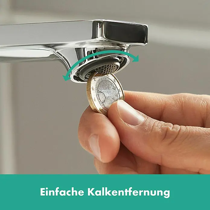 Hansgrohe Rebris E Waschtischarmatur 80 CoolStart Eco - Chrom, Durchflussmenge: 4 l/min, Ausstattung Armatur: Zugstange - Nahaufnahme eines Wasserhahns, dessen Perlator mit einer Münze zur einfachen Kalkentfernung gelöst wird.