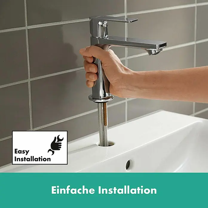 Hansgrohe Rebris E Waschtischarmatur - Chrom, Ausladung Armatur: 15,9 cm - Bild einer Hand, die einen glänzenden Wasserhahn über einem Waschbecken installiert, hervorgehoben durch das "Einfache Installation"-Logo.