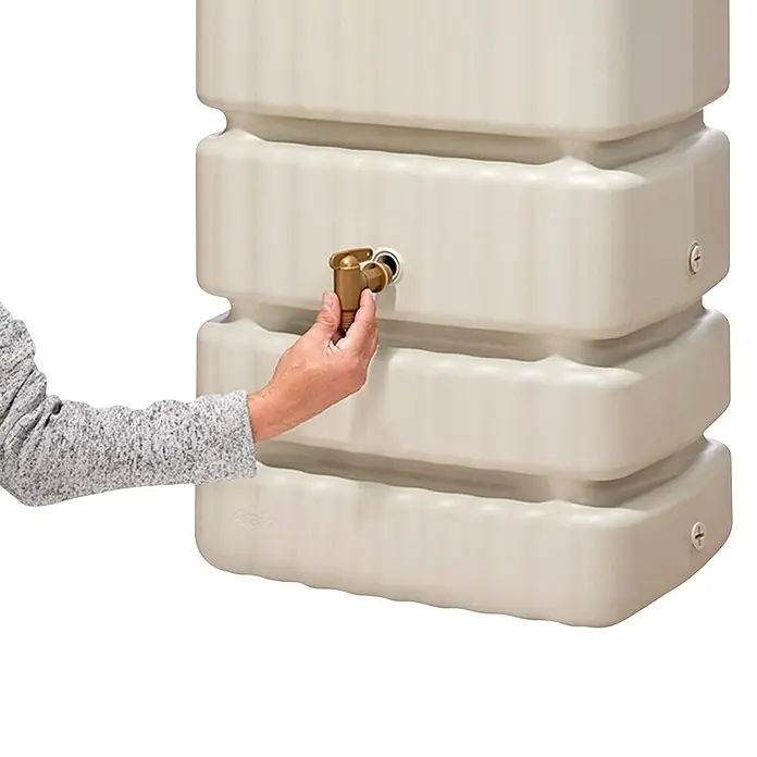 4rain Regenspeicher Slim - 350 l, Sandbeige, 1 Stk. - Nahaufnahme einer Person, die den Hahn eines beigen, stapelbaren Regenwassertanks im Freien bedient.