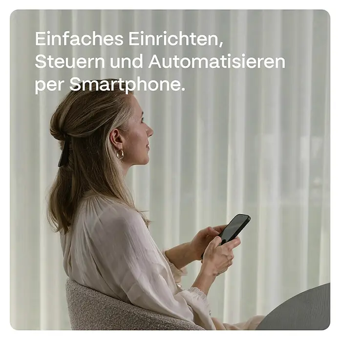 Vorhangschiene MotionBlinds Zentralöffnung Elektrisch - Anzahl Läufe: 1 Stk., 400 cm, Weiß - Eine Frau mit blonden Haaren bedient ein Smartphone. Intuitiv steuern & automatisieren mit dem Smartphone.