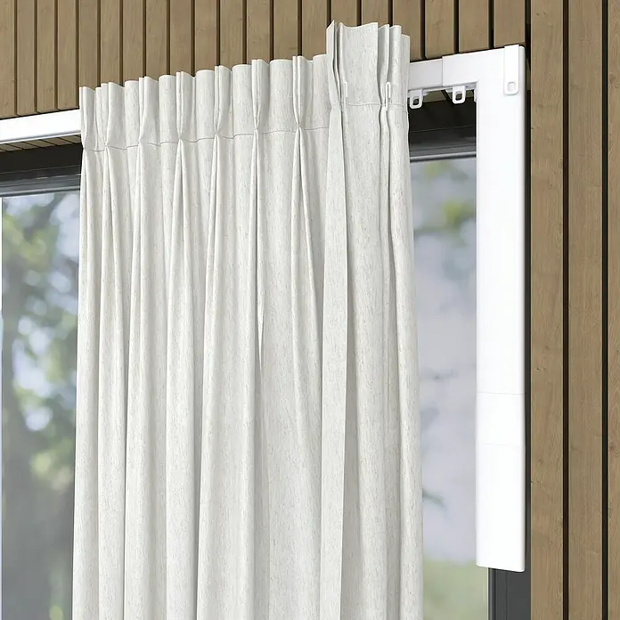 Vorhangschiene MotionBlinds Zentralöffnung Elektrisch - Anzahl Läufe: 1 Stk., 400 cm, Weiß - Ein Vorhang aus leichtem Stoff hängt an einer weißen Vorhangschiene vor einem Fenster mit Blick ins Grüne, vertikale Holzwand im Hintergrund.