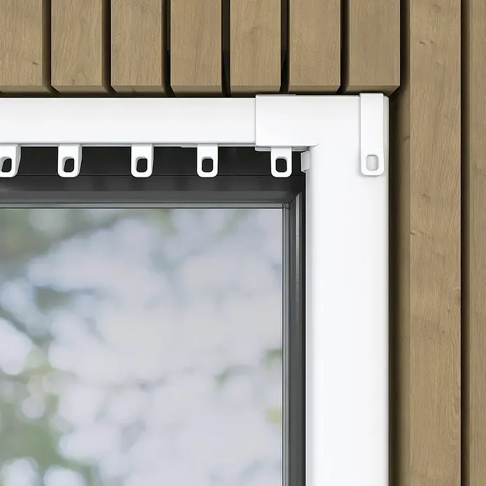 Vorhangschiene MotionBlinds Zentralöffnung Elektrisch - Anzahl Läufe: 1 Stk., 400 cm, Weiß - Nahaufnahme einer weißen Gardinenschiene über einem Fenster, montiert an einer Holzwand.