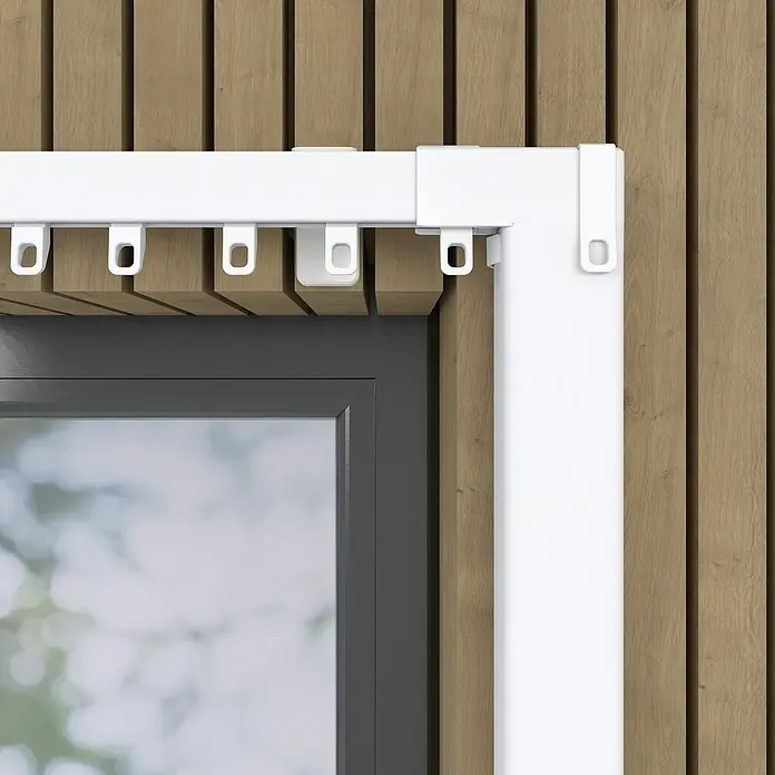 Vorhangschiene MotionBlinds Zentralöffnung Elektrisch - Anzahl Läufe: 1 Stk., 400 cm, Weiß - Detailaufnahme einer weißen Vorhangschiene mit Befestigungen an einer Holzwand. Die Schiene verläuft um ein Fenster herum.