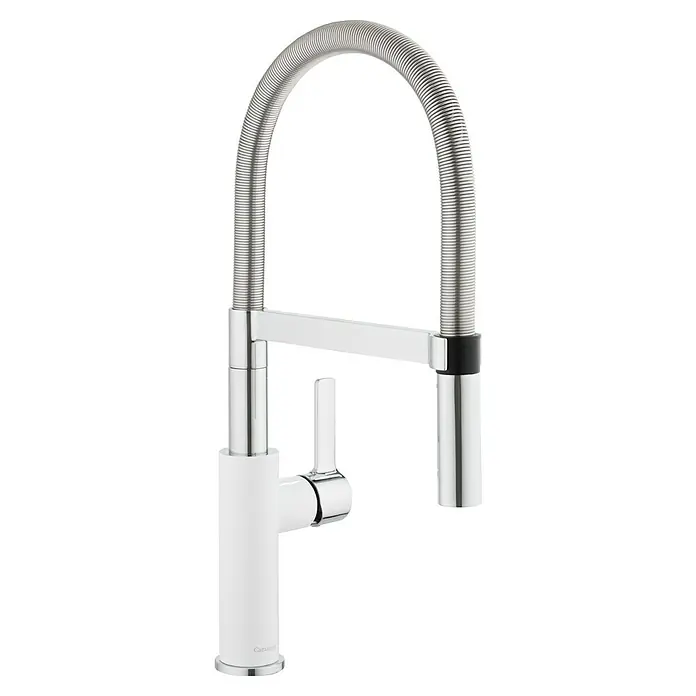 Camargue Frost Spültischarmatur - Niederdruck, Weiß/Chrom, Glänzend - Eine Nahaufnahme eines modernen weißen Küchenwasserhahns mit einem flexiblen, spiralförmigen Auslauf und einem schlanken Hebel zur Bedienung.
