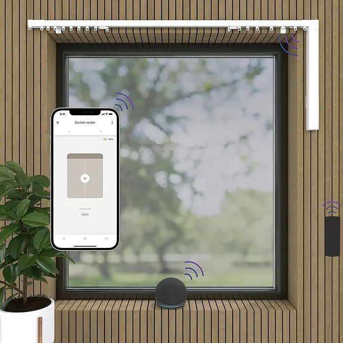 Vorhangschiene MotionBlinds Zentralöffnung Elektrisch - Anzahl Läufe: 1 Stk., 400 cm, Weiß - Das Bild zeigt eine smarte Vorhangsteuerung, die per Smartphone, Fernbedienung oder Sprachassistent gesteuert wird. Sie bietet eine bequeme Bedienung.