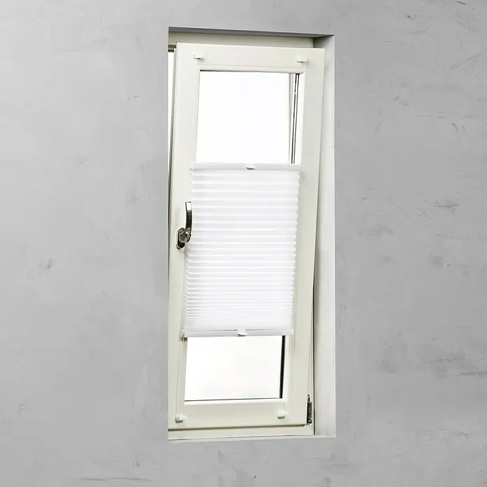 Expo Ambiente Klebeträger Plissee - Geeignet für: Wabenplissees bis 90 cm Breite, 4 Stk. - Ein weißes Plissee-Rollo ist an einem weißen Fensterrahmen befestigt und bedeckt den oberen Teil des Fensters. Perfekt für Sichtschutz und Abdunklung.