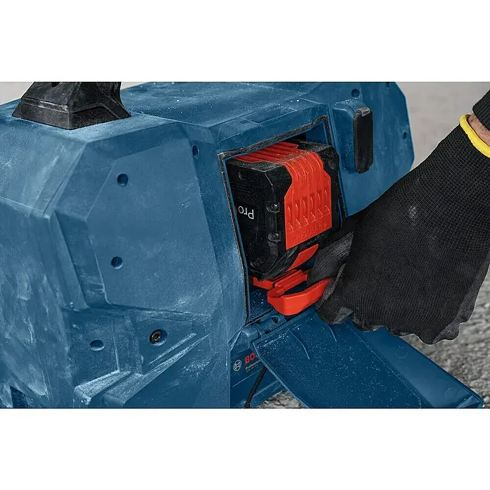 Bosch Professional AMPShare 18V Bluetooth-Lautsprecher GPB 18V-6 C - 18 V, Ohne Akku - Behandschuhte Hand steckt roten Bosch ProCore Akku in blaues Elektrowerkzeug; Fach ist offen.