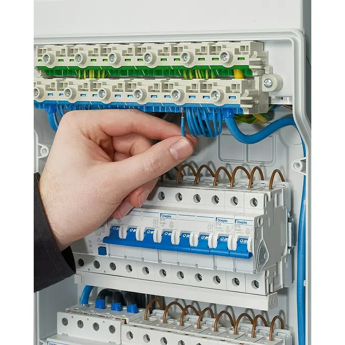 Hensel  Aufputz-Verteiler KV9224 - Anzahl Reihen: 2 Stk., 29,5 x 45,8 cm, Grau - Ein Elektriker arbeitet an einer Doepke-Schalttafel mit blauen Kabeln und Sicherungen, um die elektrische Verkabelung zu überprüfen und zu reparieren.