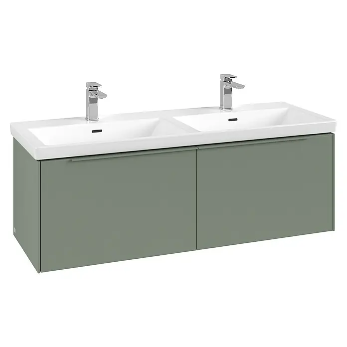 Villeroy & Boch Subway 3.0 Waschbeckenunterschrank - Soft Green, Anzahl Schubladen: 2 Stk., Farbe Griff: Monochrom, B x T x H: 127,2 x 47,8 x 42,9 cm, Ohne Beleuchtung, Geeignet für Doppelwaschtisch - Doppelter weißer Keramik-Waschtisch auf einem graugrünen Waschtischunterschrank mit zwei Türen und Chromarmaturen.
